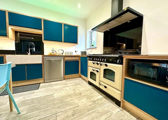 Spacious Bournemouth Group Haven: 8-Bedroom Comfort Near Town & Beach