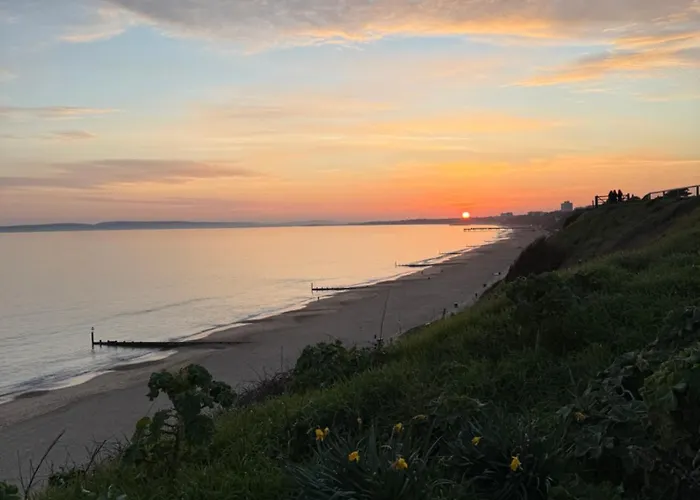 Villa Maria Southbourne - 2 Mins To Beach - Coastal - Dog-Friendly - Modern Luxury - Large Private Garden - Private Access - Parking
