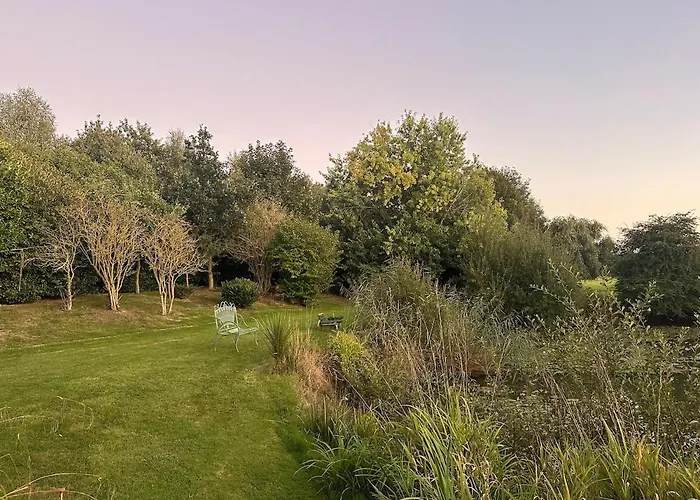 Woodlands Luxury Lake Log Cabin - Vetiver Villa