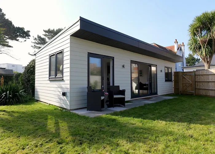 Villa Maria Southbourne - 2 Mins To Beach - Coastal - Dog-Friendly - Modern Luxury - Large Private Garden - Private Access - Parking