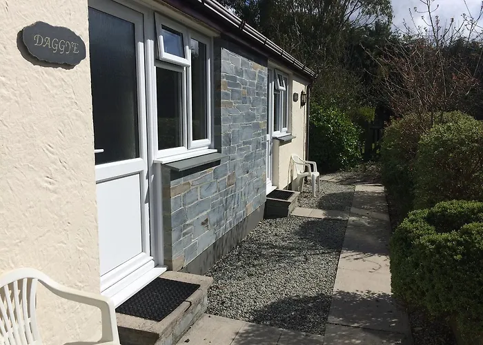 Crown House & Lodges B&B