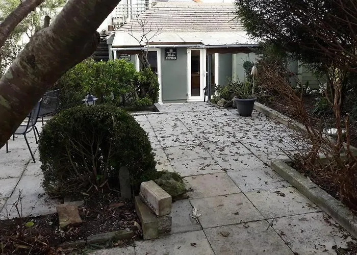 Crown House & Lodges B&B